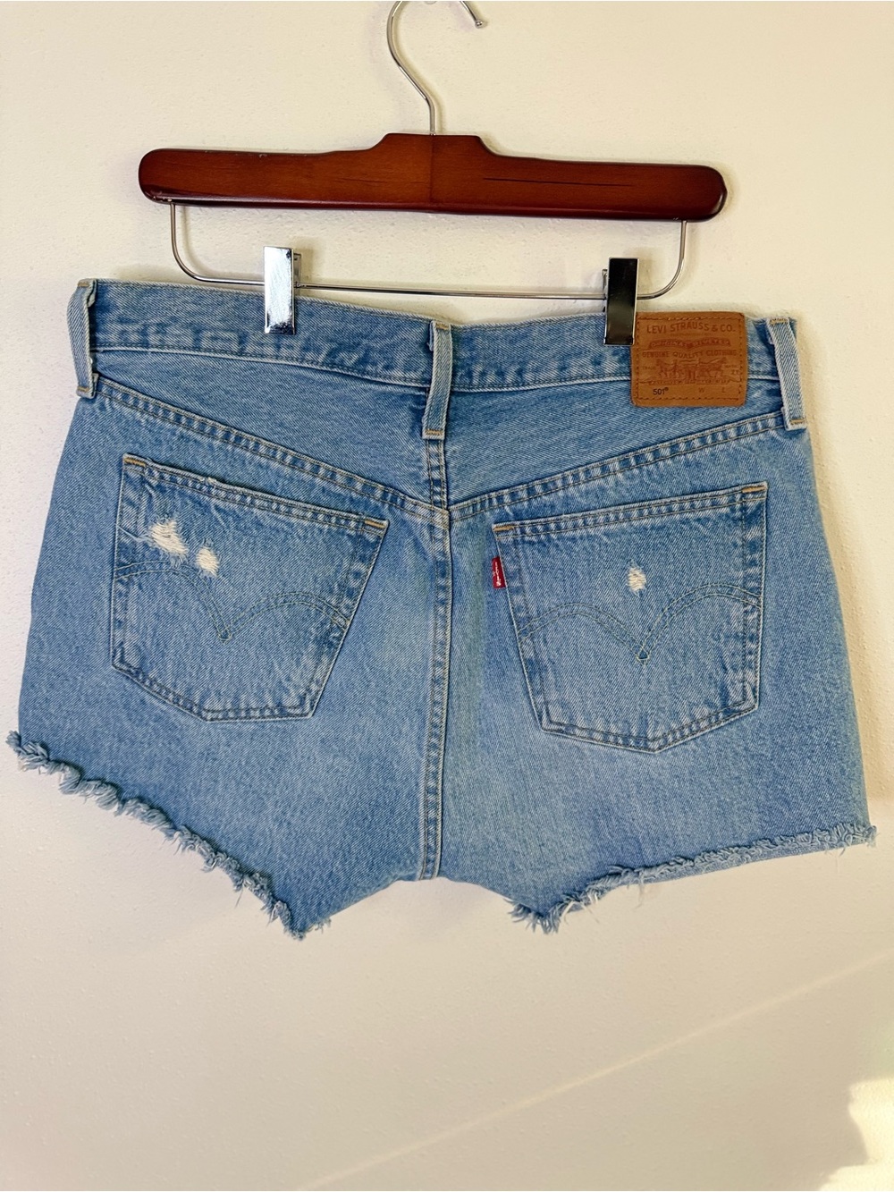 Levi’s 501 Distressed Cutoff Denim Shorts Light Wash Size 31 - Picture 4 of 8